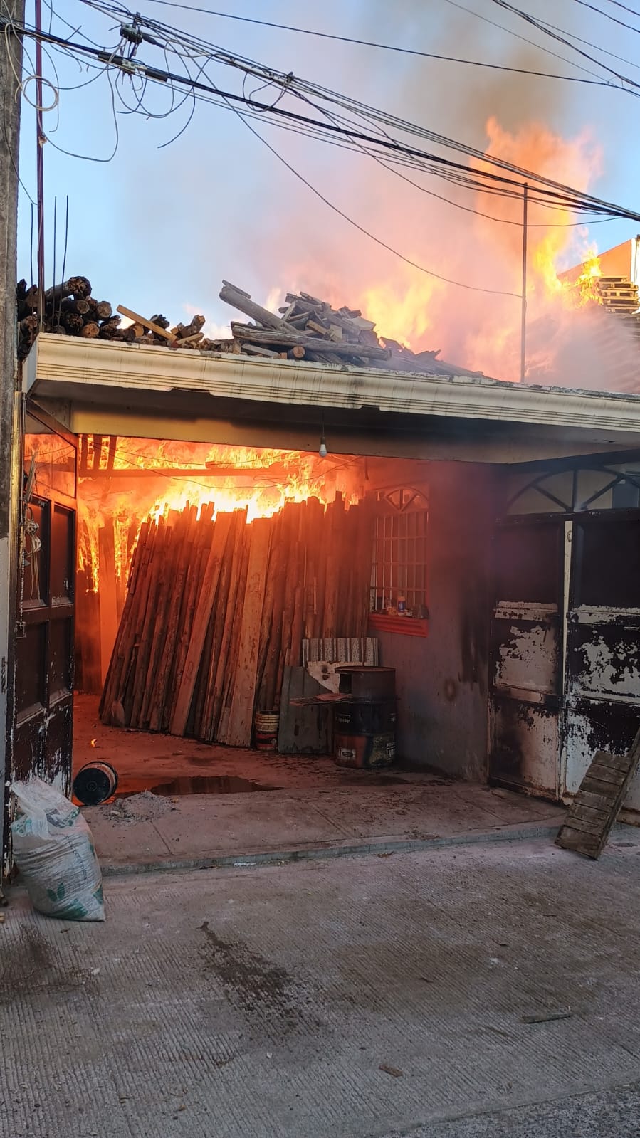 Incendio De Una Bodega De Tarimas Provoc Fuerte Movilizaci N De