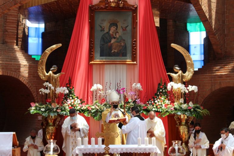 Con presencia de obispo auxiliar celebraron a la Virgen del Perpetuo Socorro