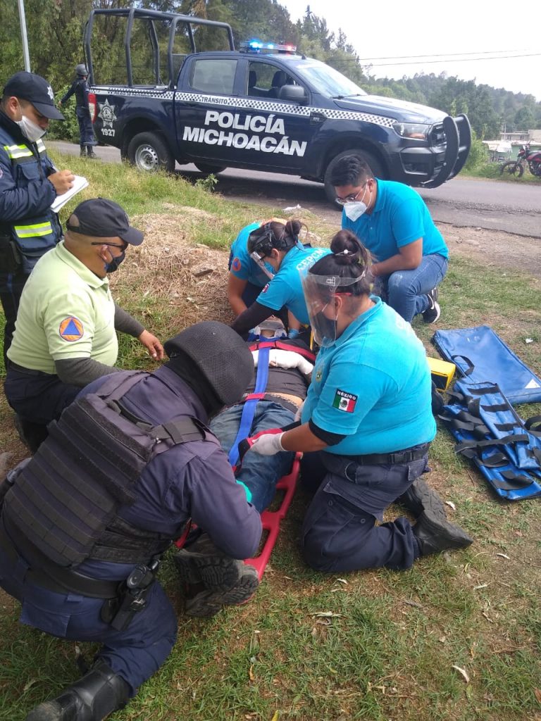 Automóvil impacta motoneta; hay 2 jóvenes lesionados
