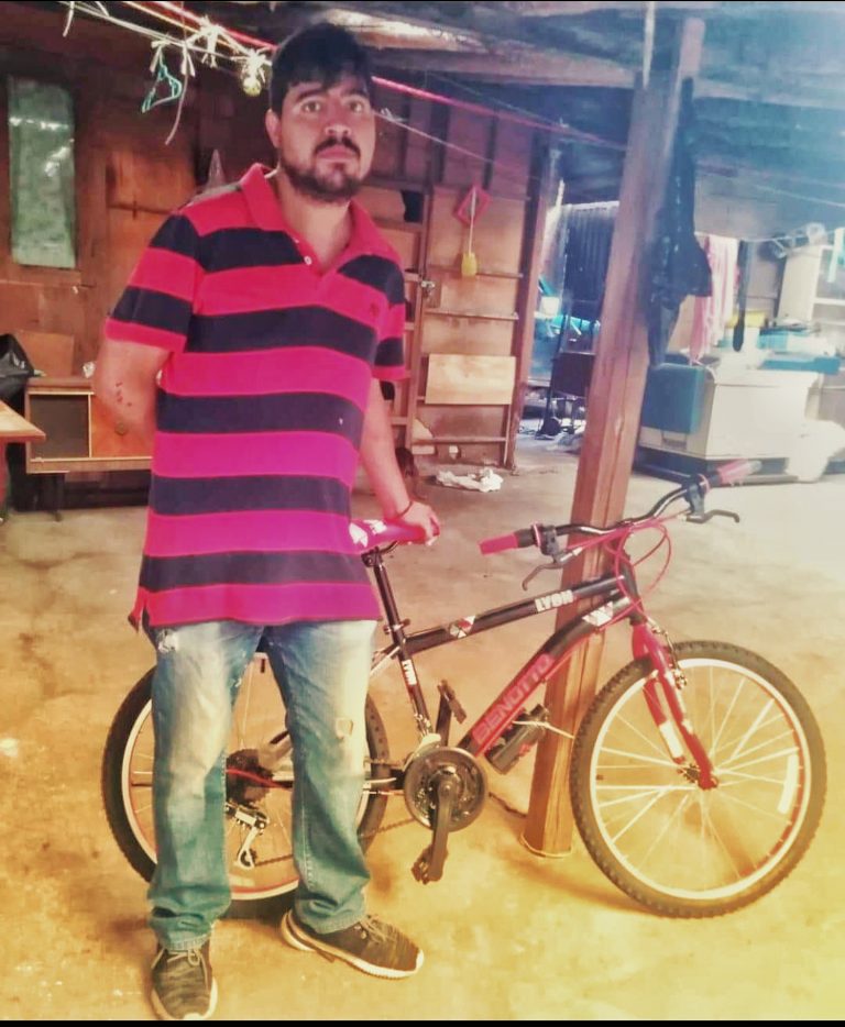 Gracias a la solidaridad de los ciudadhidalguenses, José Iván estrena bicicleta para trabajar repartiendo tamales.