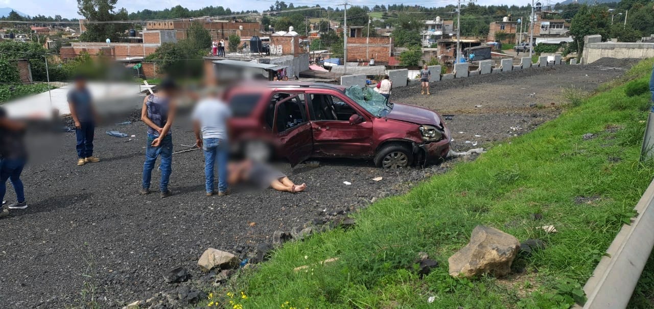 Un muerto y dos mujeres heridas al registrarse volcadura de camioneta; en la Autopista Siglo XXI