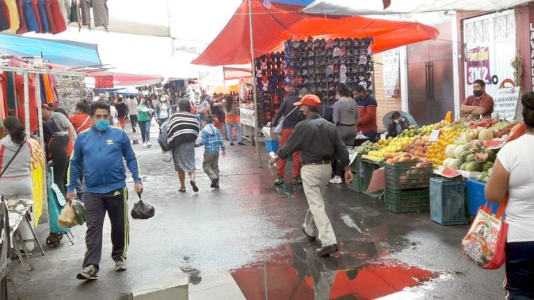 Ciudadanos han tomado conciencia del uso del cubrebocas al asistir al tianguis de los jueves