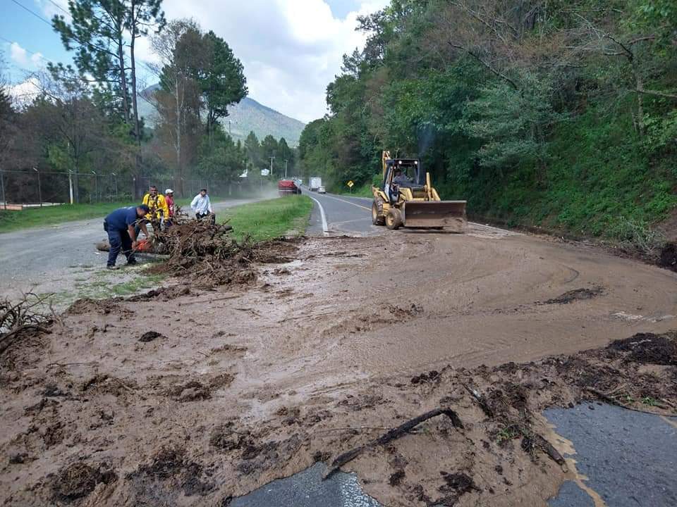 Bomberos de Zinapécuaro retiran deslave en la Carretera Morelia- Maravatío.