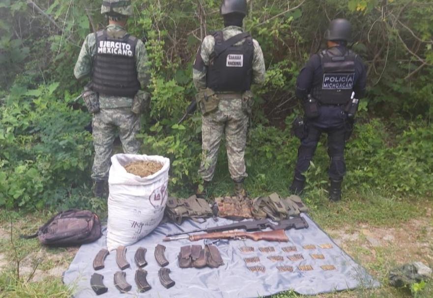 Aseguran SSP, Sedena y GN armas, 130 cartuchos y 8.5 kilos de marihuana