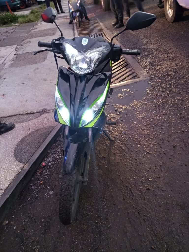 Mujer resultó lesionada al derrapar en su motoneta