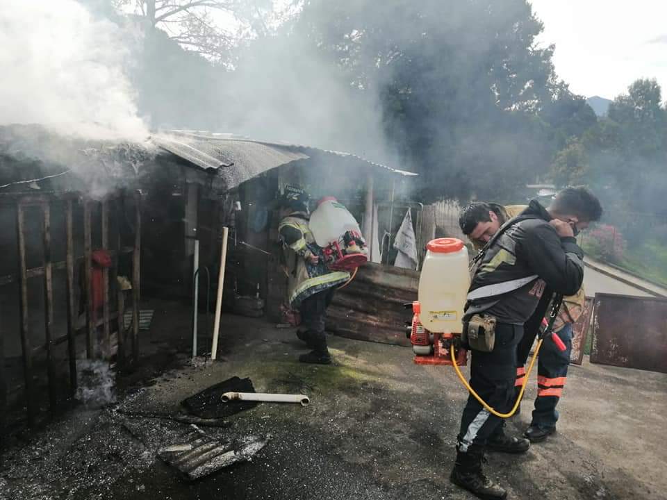 Daños materiales al incendiarse una casa de madera en Zitácuaro.