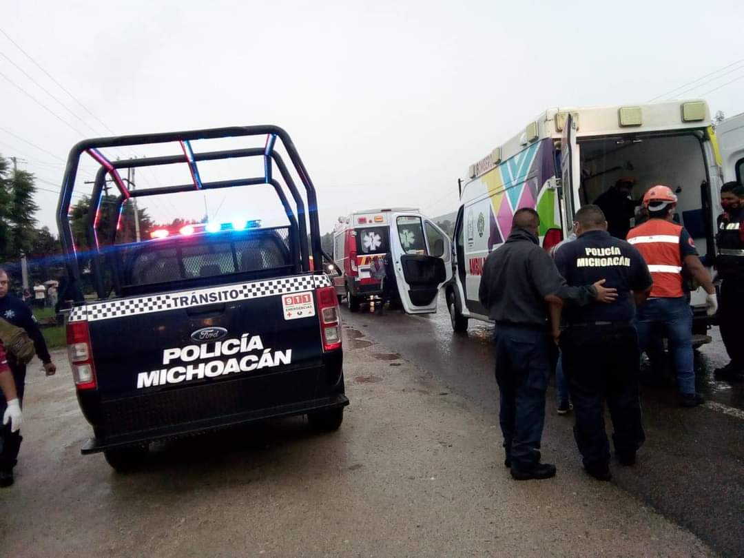 Chocan auto compacto y patrulla de la Policía Michoacán; reportan 2 civiles sin vida y 4 policías lesionados