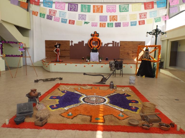 En Museo Tlaximmaloyan se exhibe tapete por día de muertos