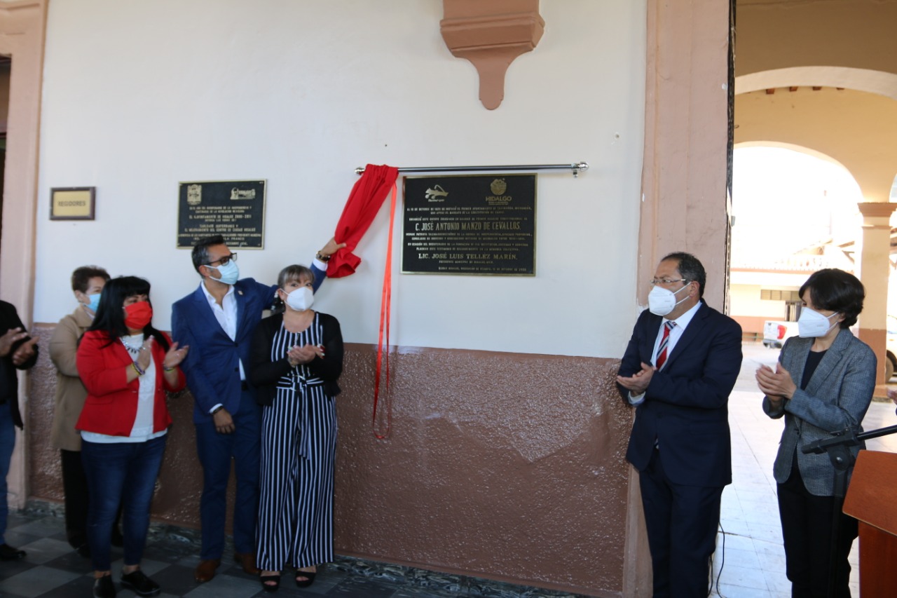 José Luis Téllez y Graciela Guzmán develaron placa conmemorativa del Bicentenario de la fundación e instalación del primer Ayuntamiento de Taximaroa Michoacán