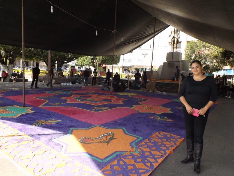 Por el Día de Muertos la EPALM presenta monumental tapete en Jardín municipal