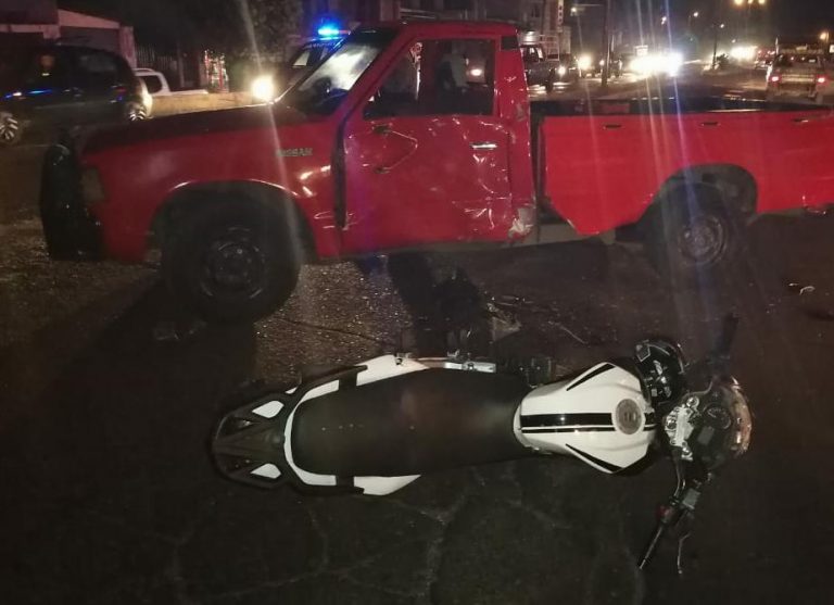 2 personas resultaron lesionadas en accidente entre una motocicleta y una camioneta en la Av. Morelos