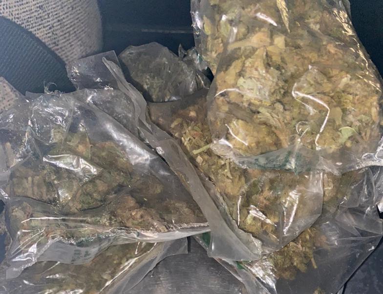 En tareas de vigilancia, detiene SSP a uno en posesión de hierba verde seca al parecer marihuana