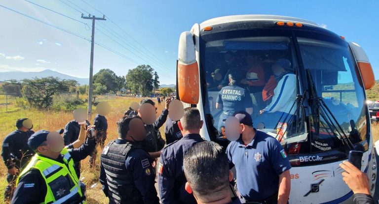 Asegura SSP a 66 personas en posesión de autobús con reporte de robo