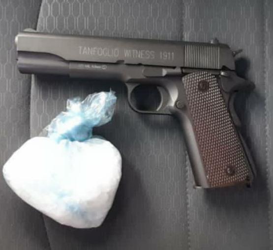 Asegura SSP a dos en posesión de droga y réplica de arma de fuego