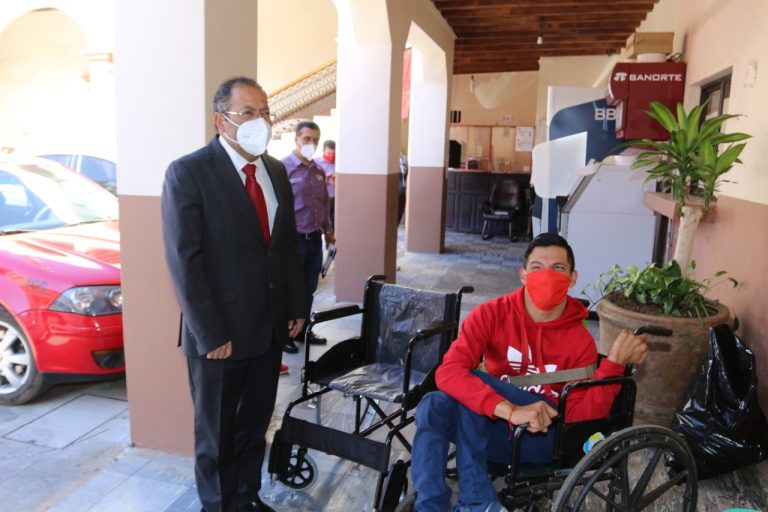 José Luis Téllez entregó diversos apoyos en beneficio de ciudadanos que lo requieren
