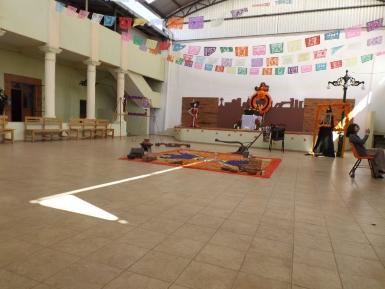 Visitan Museo Tlaximmaloyan para conocer tapete como ofrenda al Día de Muertos