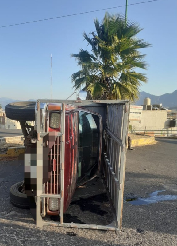 Chocan camioneta y auto compacto en el Libramiento Norte de Cd. Hidalgo
