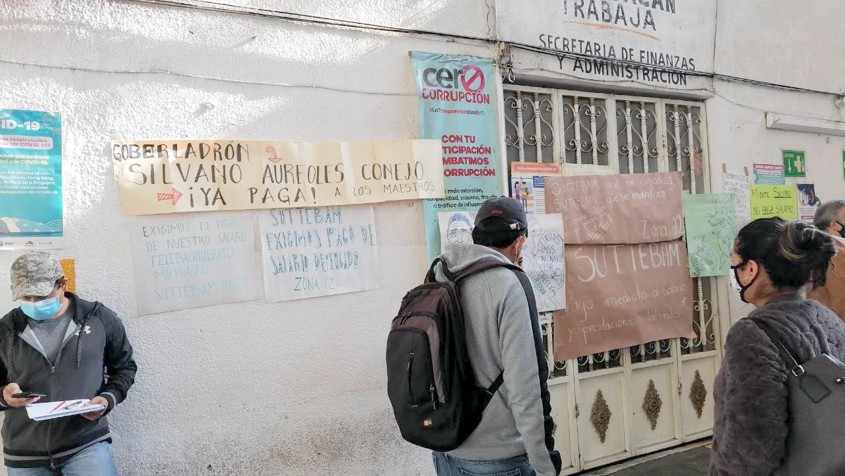 Maestros de telebachilleratos toman Rentas en Zitácuaro para exigir el pago de su quincena