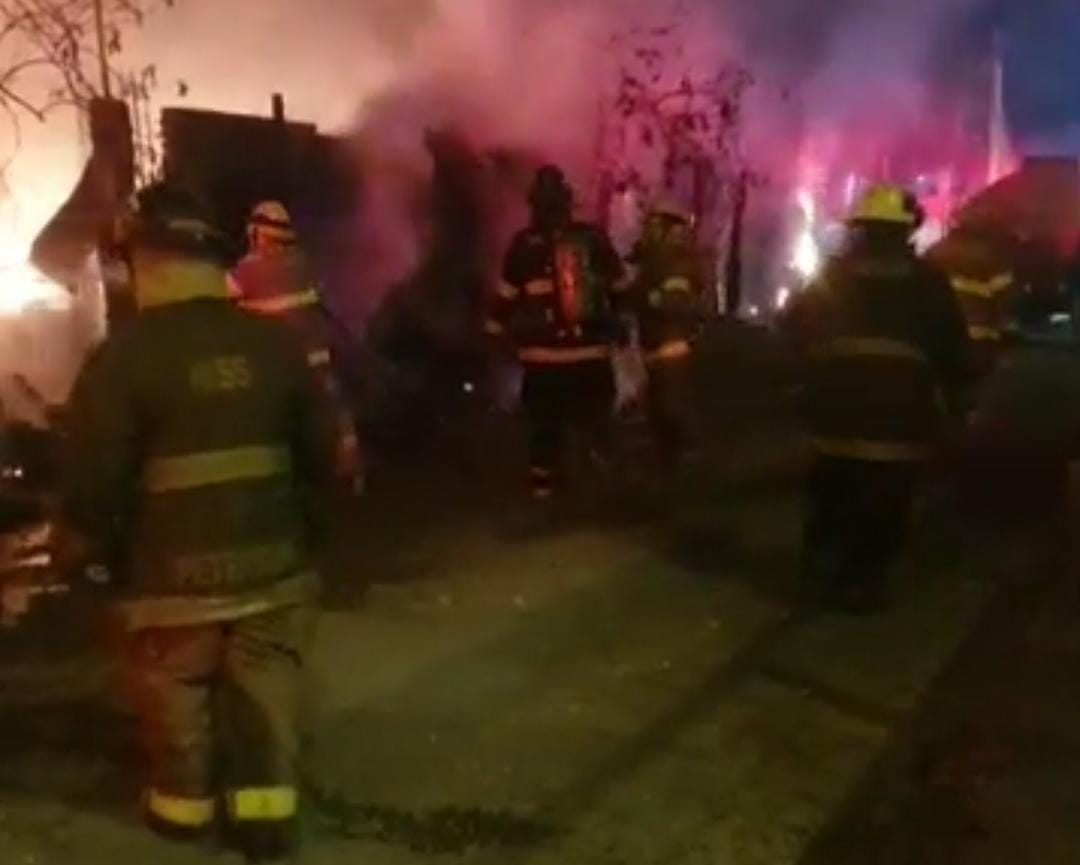 Cuatro viviendas de madera y lámina de cartón, terminaron convertidas en ceniza