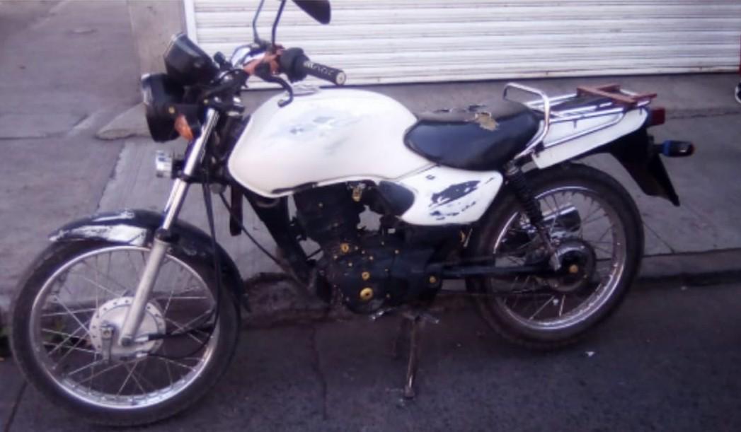 Asegura SSP a dos en posesión de una motocicleta con reporte de robo
