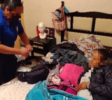 Paramédicos de la unidad de emergencias de la Policía Municipal apoya a mujer en labor de parto