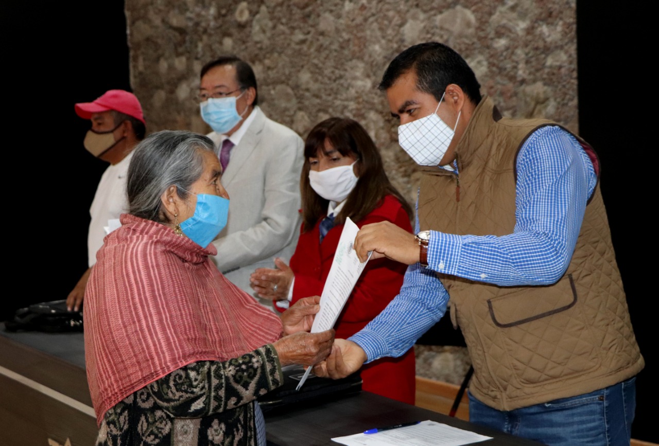 Entrega alcalde a mujeres indígenas, documentos que acreditan la propiedad de sus tierras agrarias