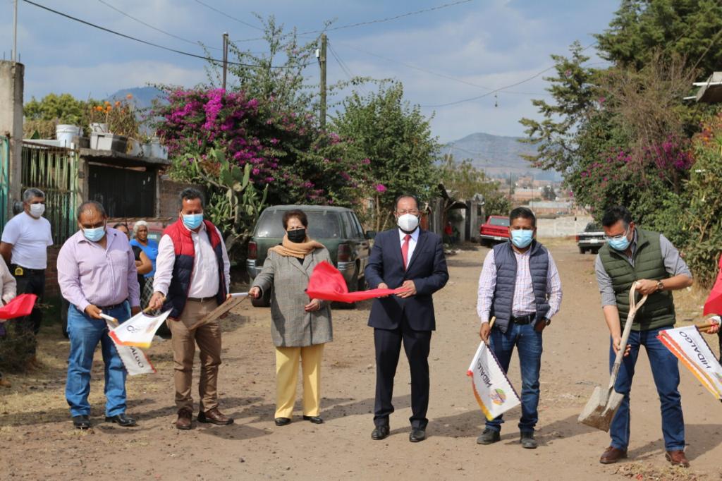 José Luis Téllez dio el banderazo de inicio de la obra pavimentación de la Calle Francisco Leyva, de la Colonia Francisco Villa