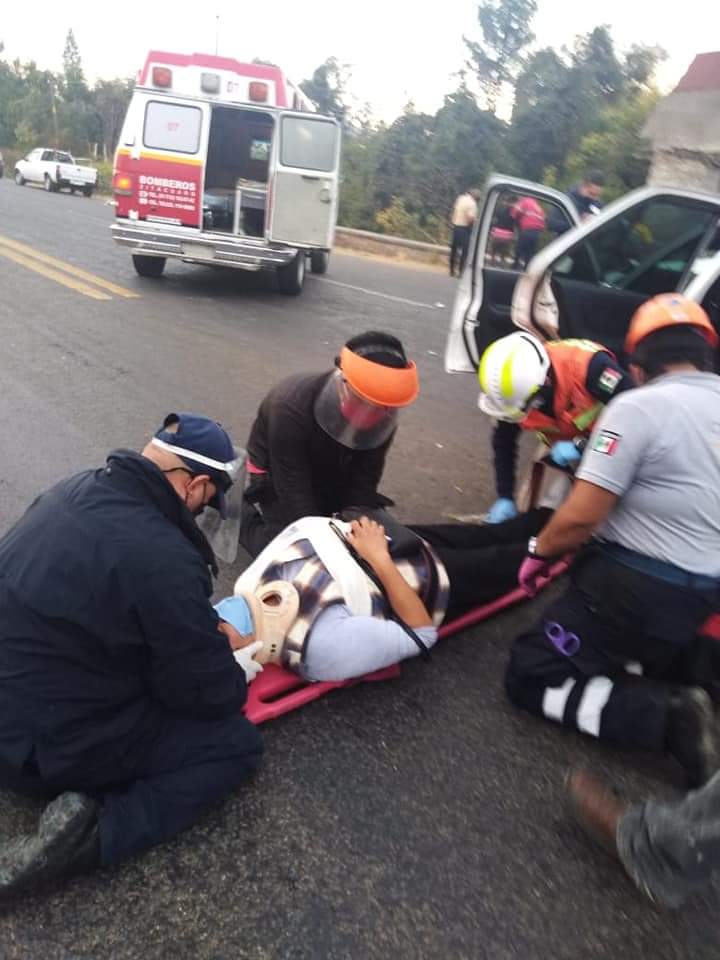 Saldo de cuatro lesionados al registrarse el choque entre una camioneta y taxi