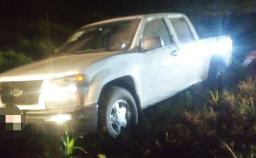 Daños materiales al salirse una camioneta de la carretera en Huaniqueo