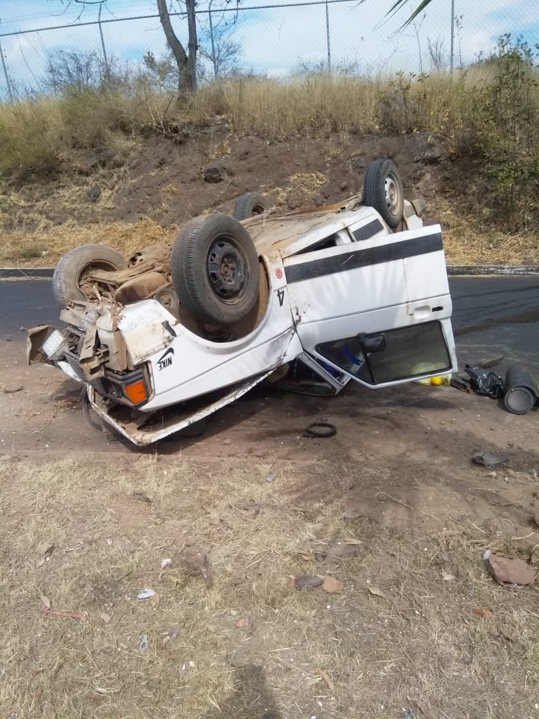4 personas resultaron lesionadas al volcar un automóvil en el circuito sur de #CdHidalgo