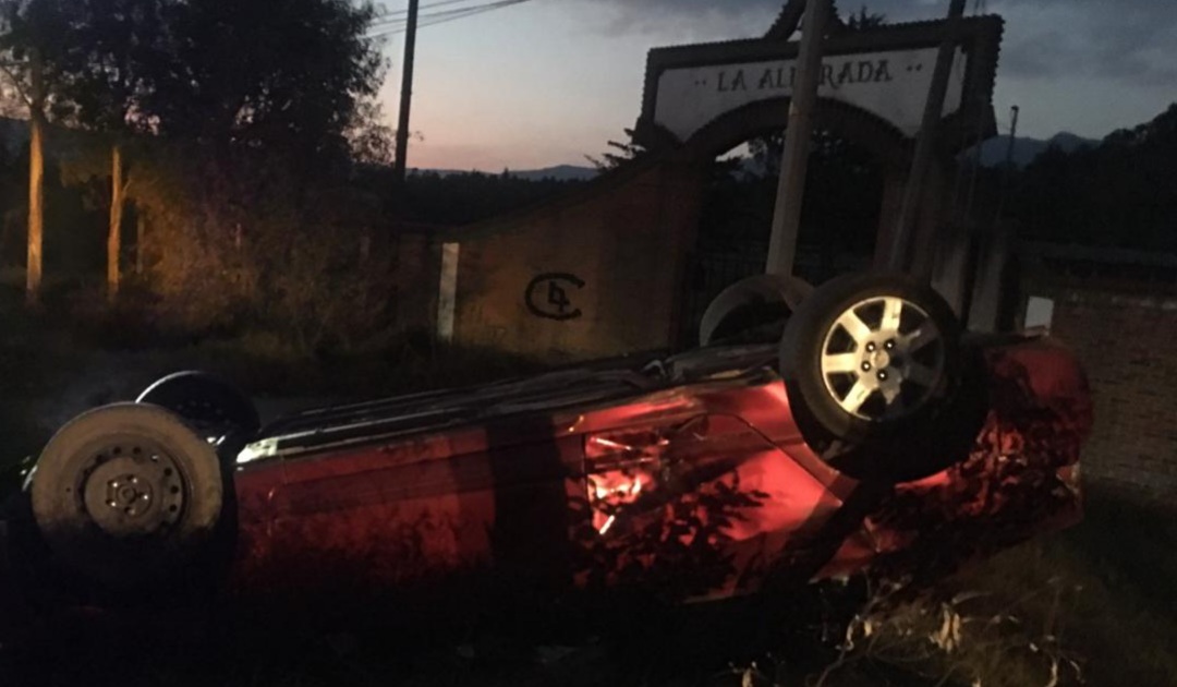 Vuelca automóvil en la salida a Morelia en Cd. Hidalgo