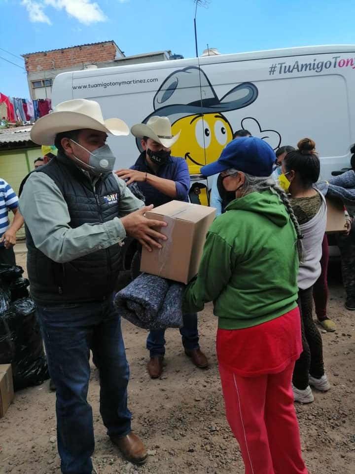 Tony Martínez entrega apoyos alimentarios y cobijas en Hidalgo