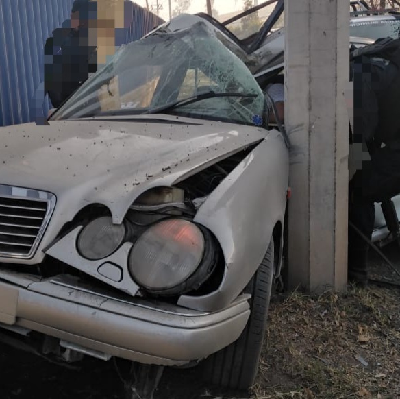 Un joven conductor perdió el control de su vehículo y se impactó contra un poste de luz y la barda de una empresa