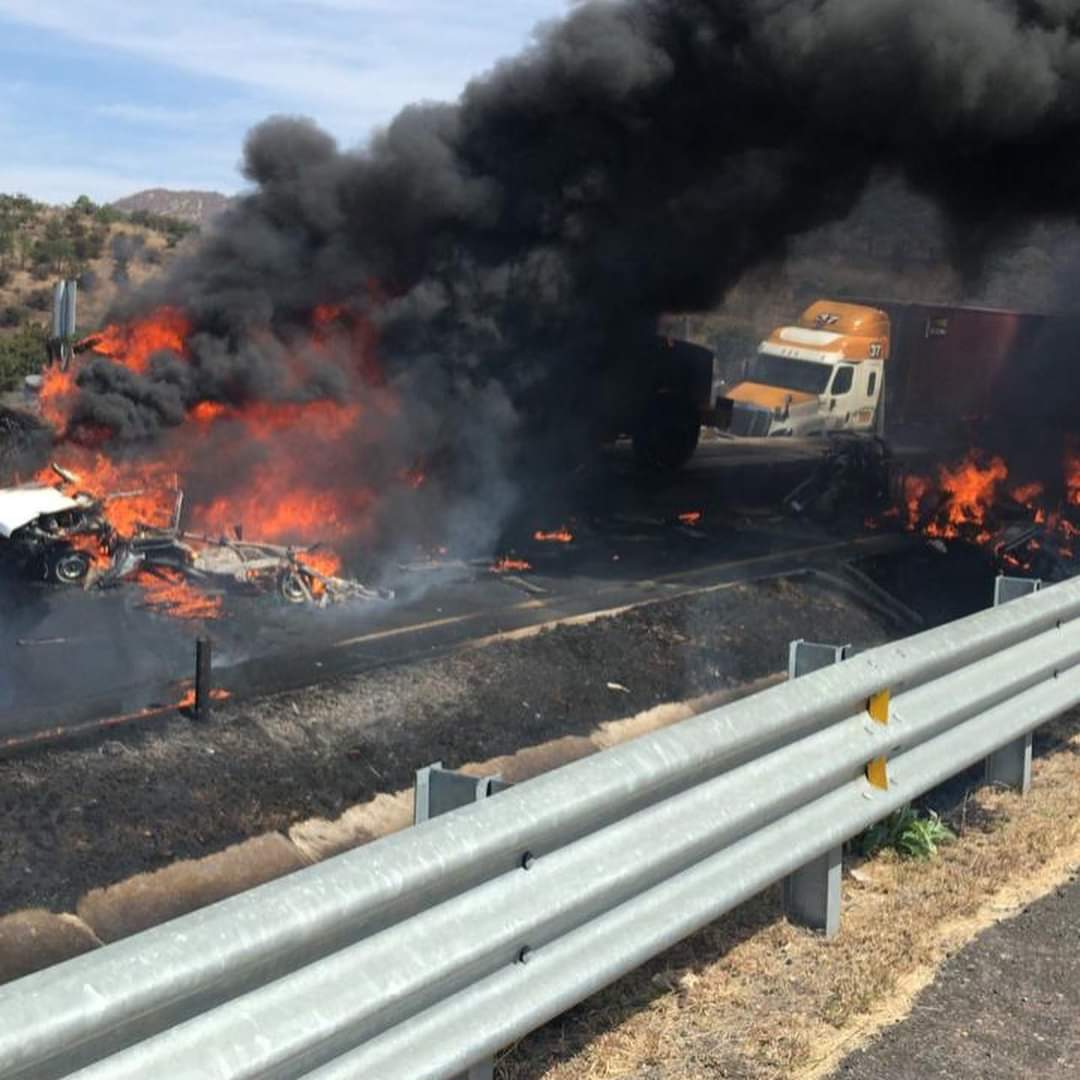 Al menos dos personas calcinadas y pérdidas materiales por varios millones de pesos; saldo de choque e incendio de dos tráileres y una pipa cargada con gasolina