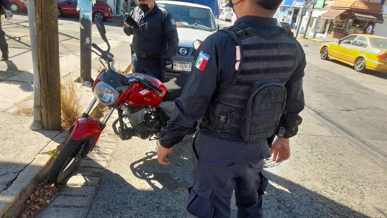 Cuentahabiente que salió de una sucursal bancaria ubicada en la avenida Lázaro Cárdenas, fue interceptado por dos motorrateros; los atropelló