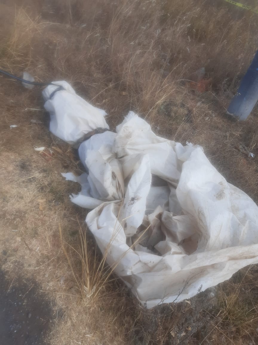 Localizan el cadáver de un hombre con impactos de bala y envuelto en plástico de color blanco