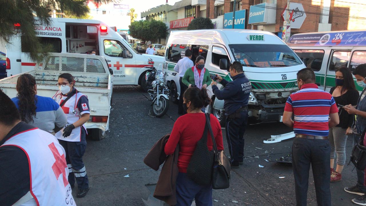 Al menos 10 lesionados leves, al ser impactada una combi y una motocicleta