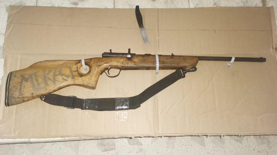 Detiene División Estatal de Caminos a uno en posesión de un rifle y un vehículo