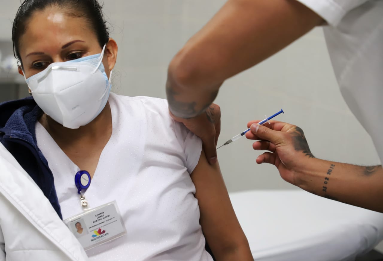 Suman 8 mil 983 trabajadores con primera dosis contra COVID-19