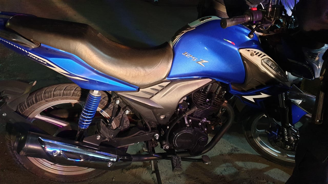 Automóvil impacta a motocicleta dejando a una mujer lesionada en Zitácuaro
