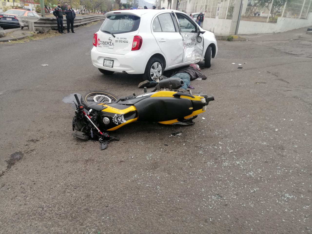 Un joven motociclista muerto y dos jovencitas heridas, al impactarse contra un vehículo