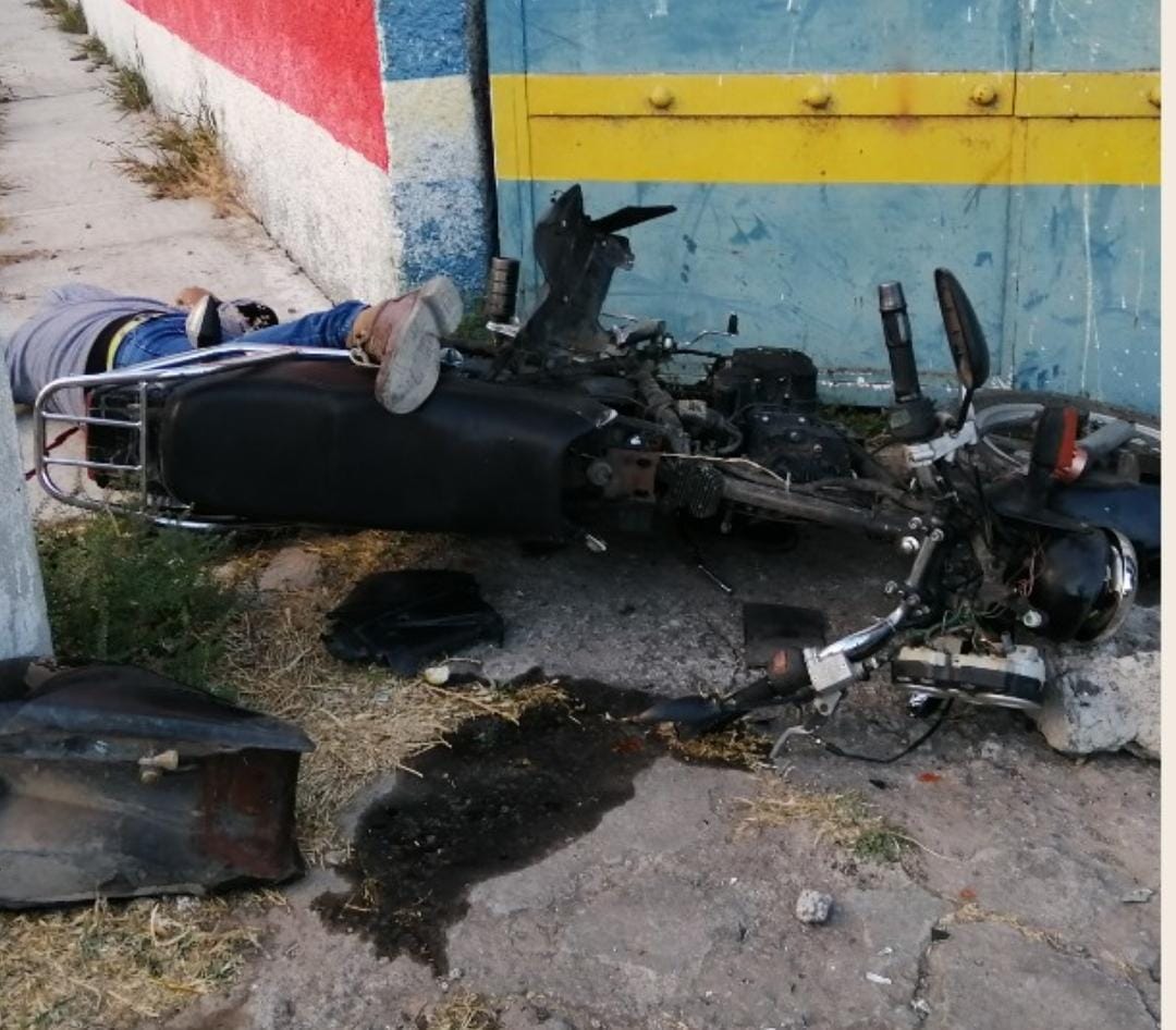 Motociclista pierde la vida al chocar contra una barda