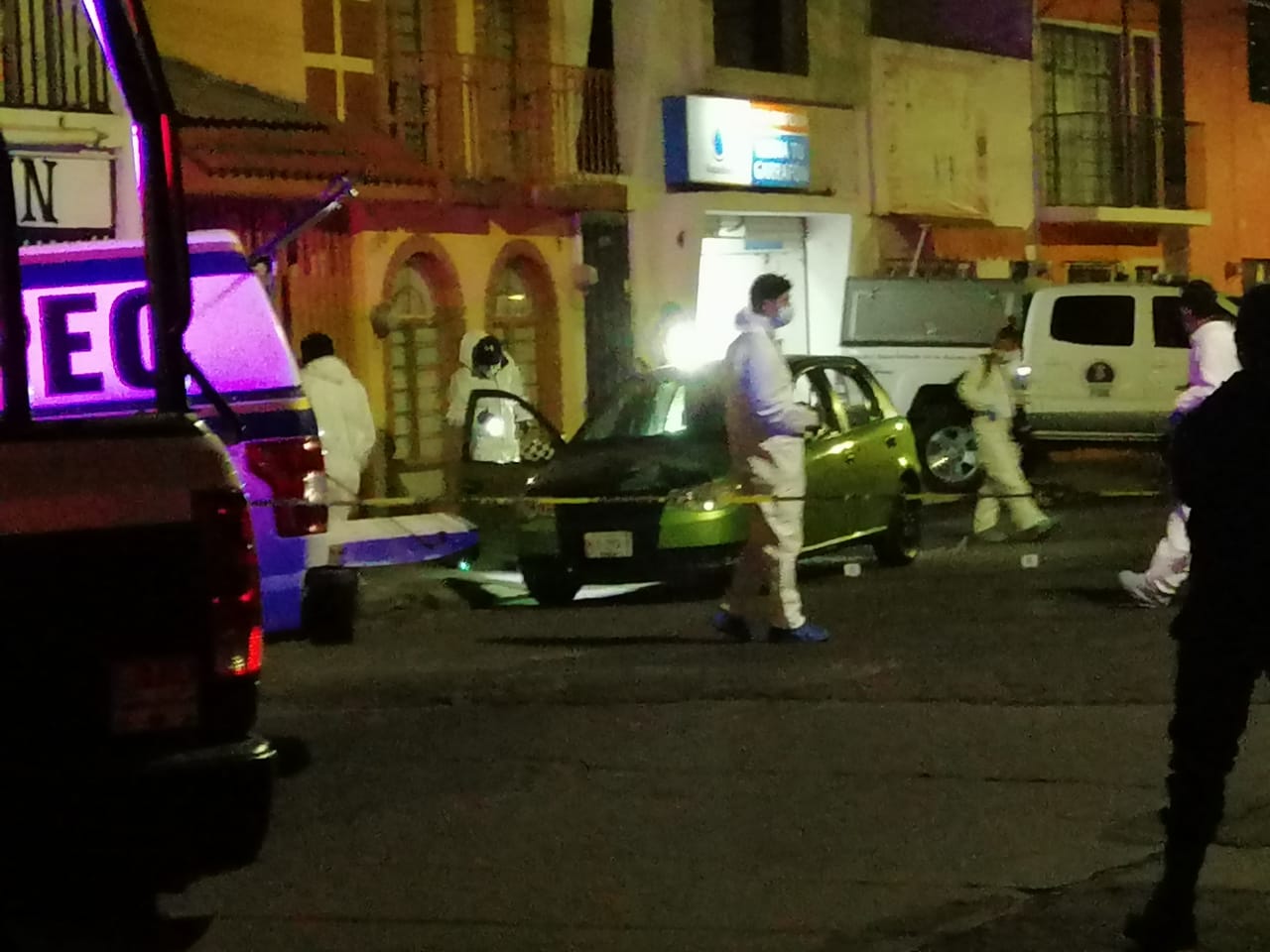 Sujetos desconocidos atacan a balazos a los tripulantes de un vehículo; saldo 2 muertos