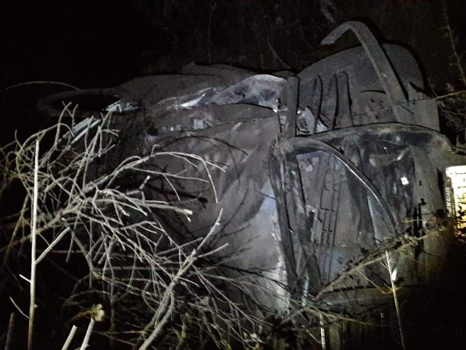 Bomberos Voluntarios de Zinapecuaro, auxiliaron al conductor de un vehículo que volcó y salió de la carretera Morelia – Maravatío