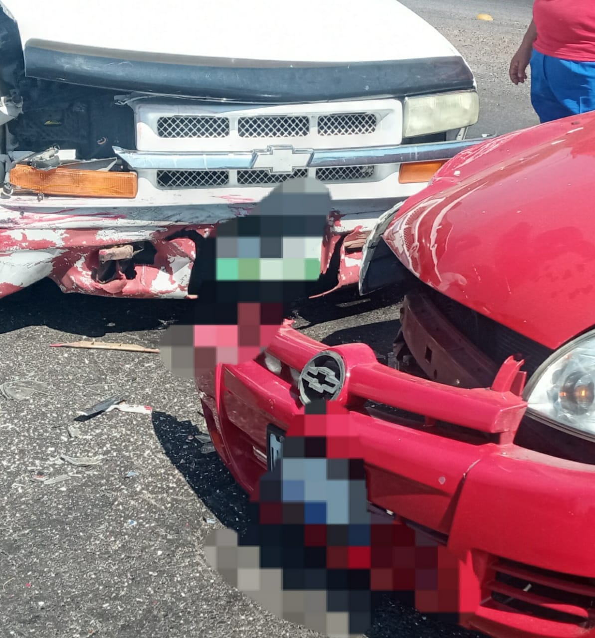 Chocan auto compacto y Pick Up en el libramiento norte de Cd. Hidalgo