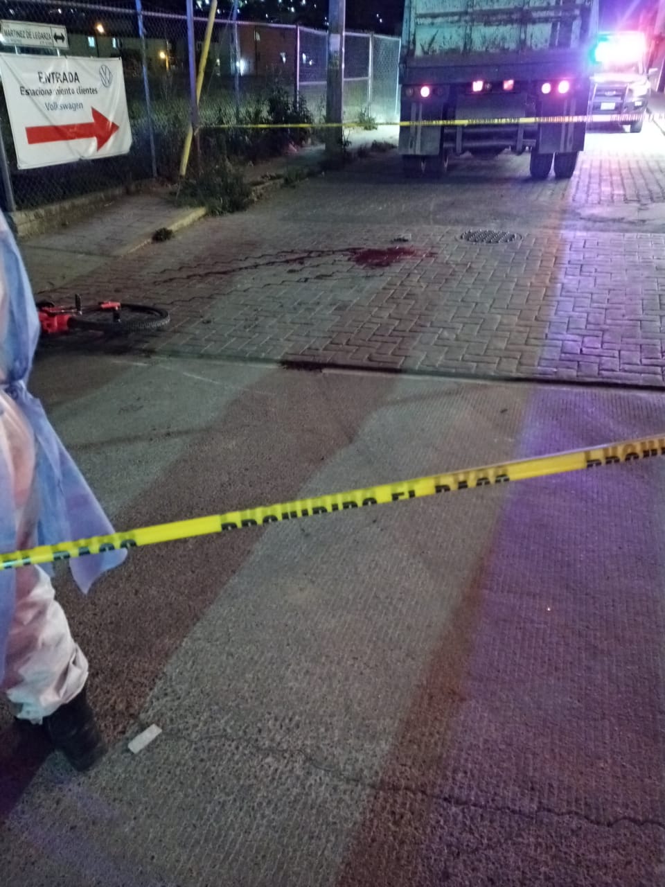 Muere joven ciclista después de haber sido atropellado por un camión de volteo.