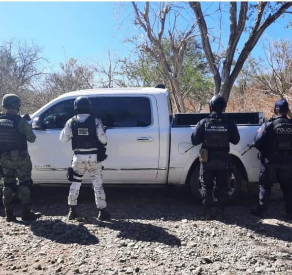 A través de Operación Conjunta Michoacán, se aseguró un arma, 19 cartuchos, 5 cargadores y 4 vehículos
