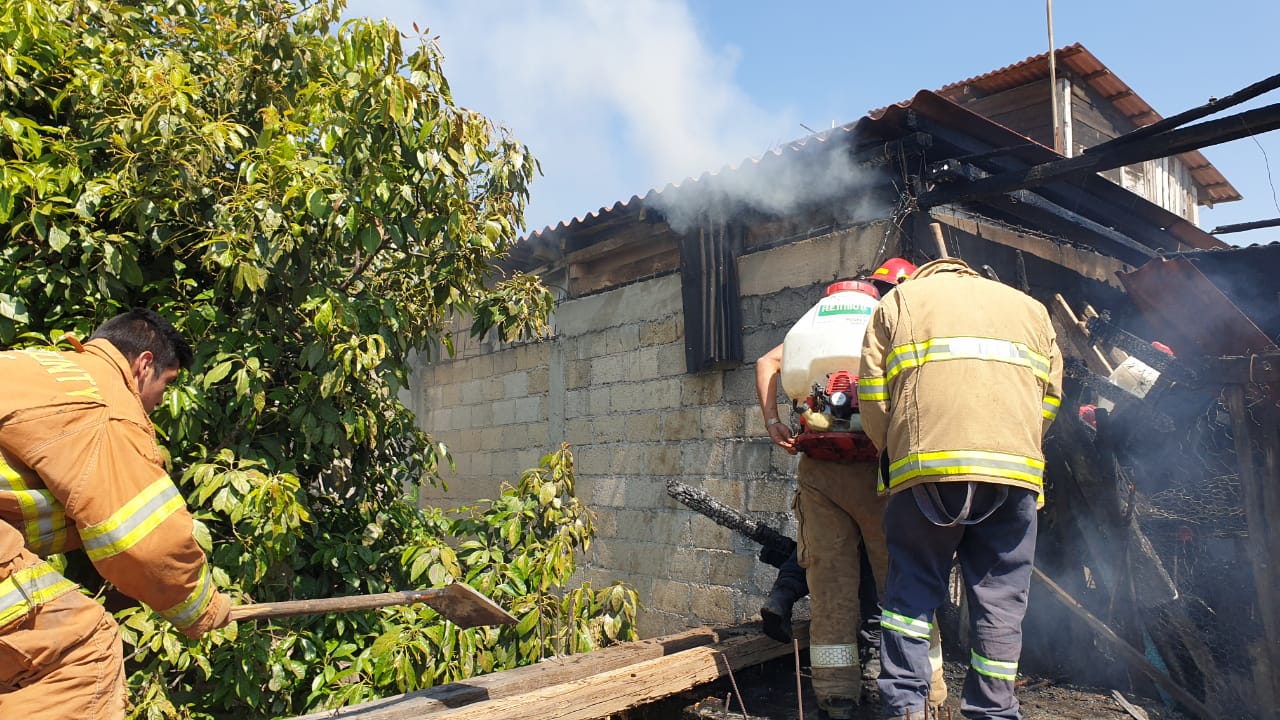 Incendio de casa habitación deja cuantiosas perdidas materiales