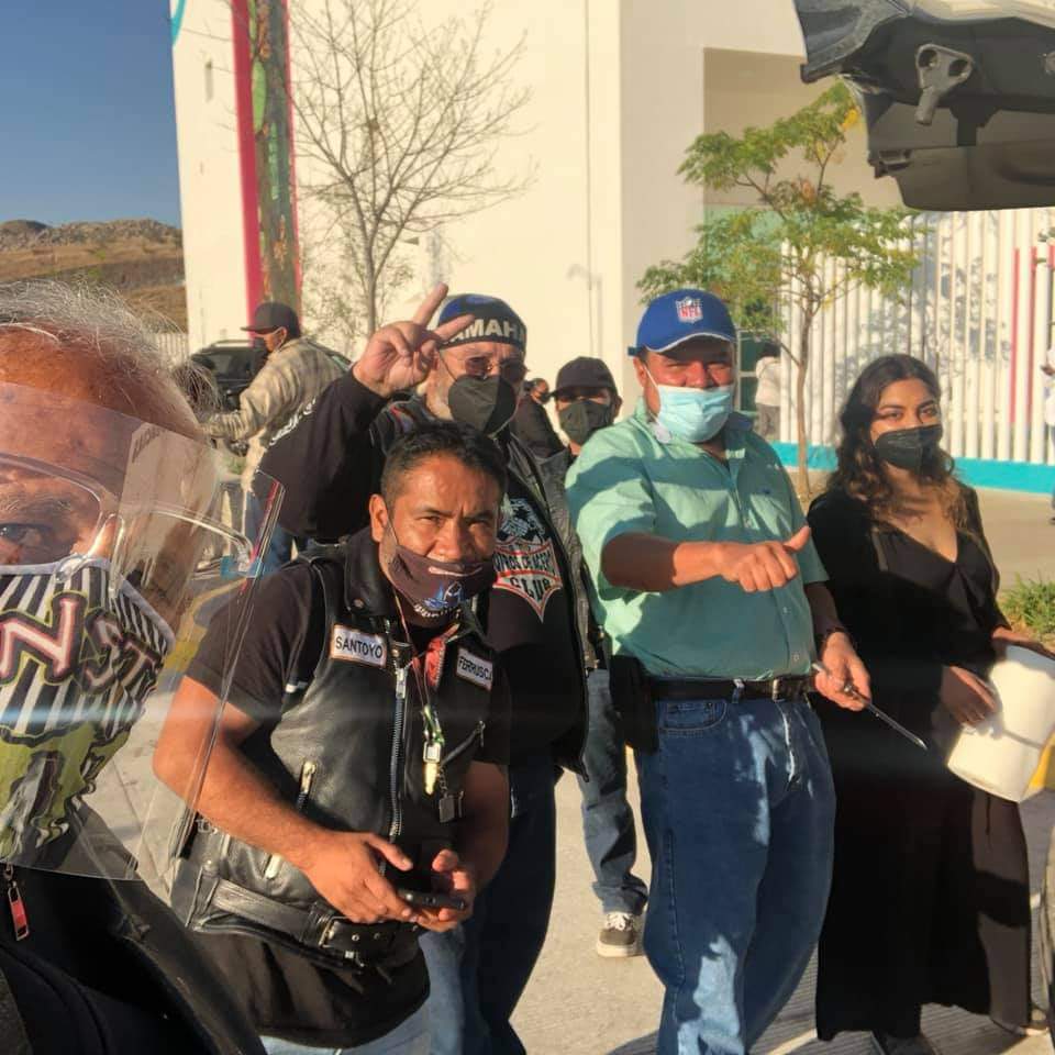 Bikers llevan refrigerio a familiares de pacientes del hospital infantil de Morelia
