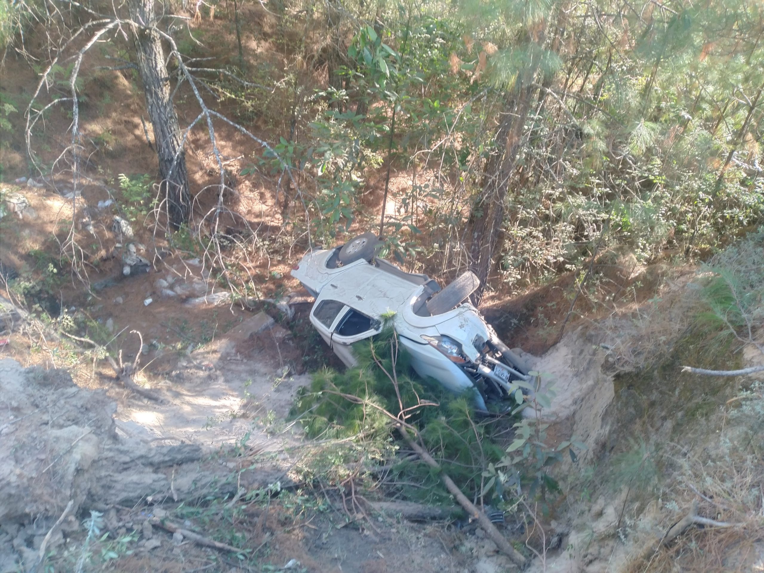 Daños materiales al volcar una camioneta en El Tren